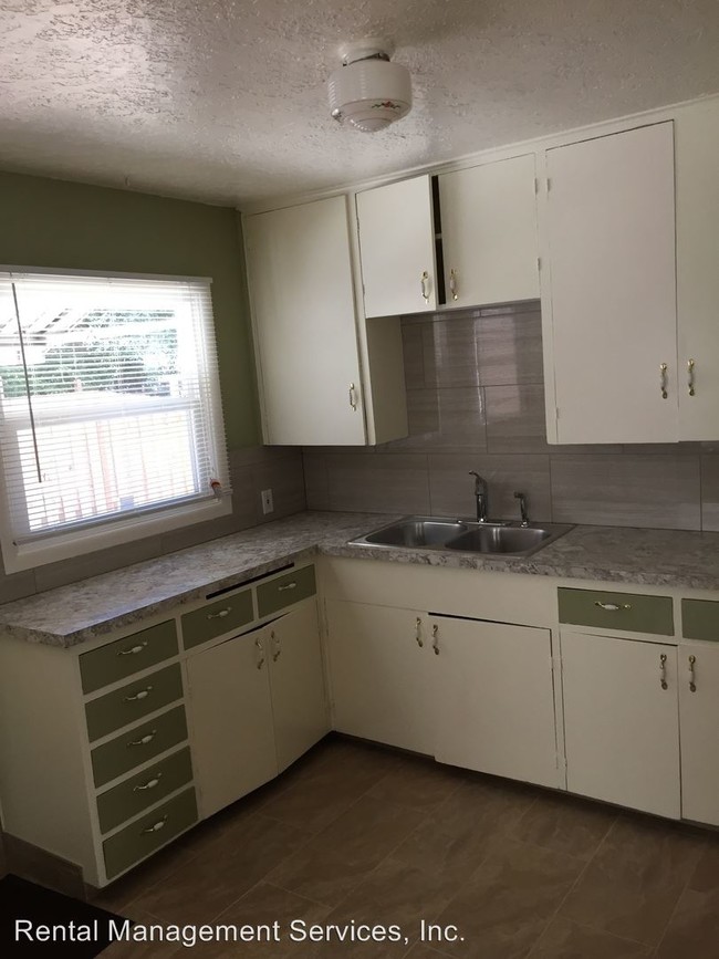 Building Photo - 2 br, 1 bath Apartment - 3901 SE 49th Avenue
