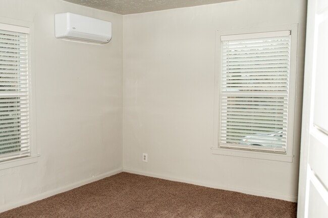 Building Photo - 701 E 200 N