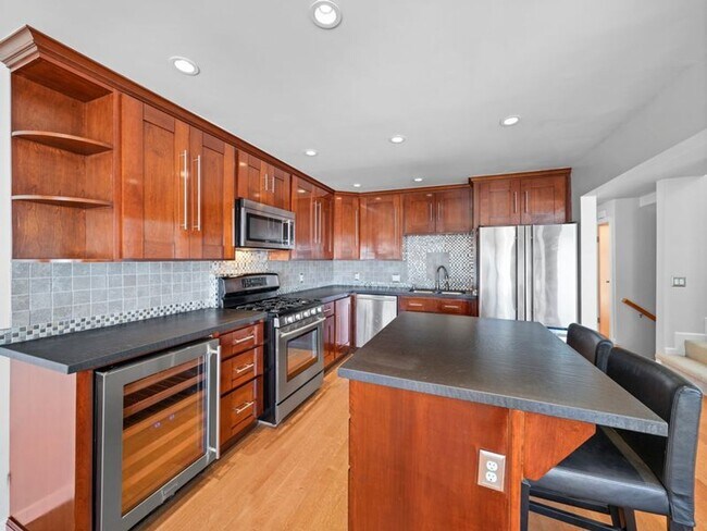 Foto del edificio - Single Family Home in Sunny Bernal Heights...