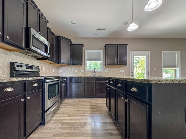 Foto del edificio - Gorgeous 4 Bed 2.5 Bath Home in West Gate