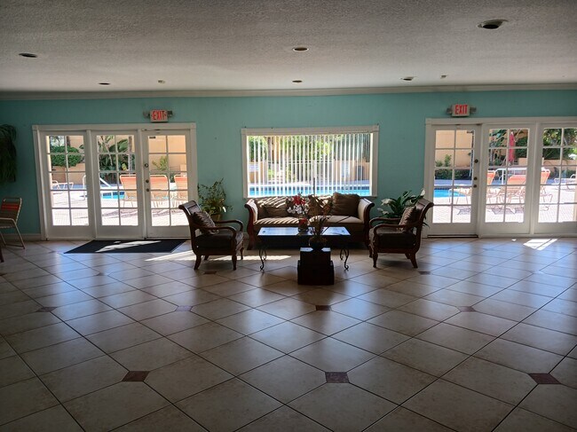 Foto del edificio - 18051 NW 68th Ave