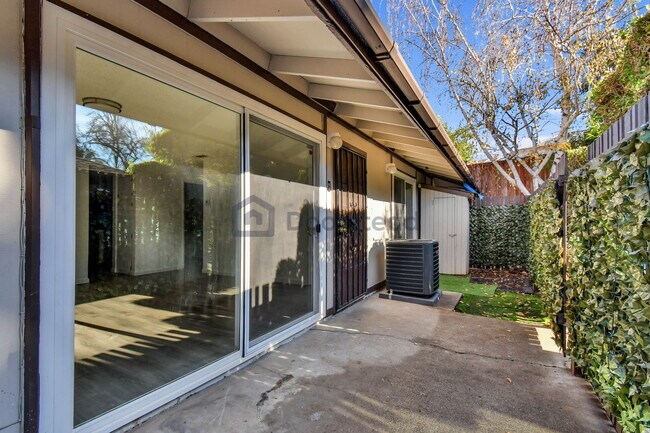 Foto del edificio - 5492 Roundtree Dr