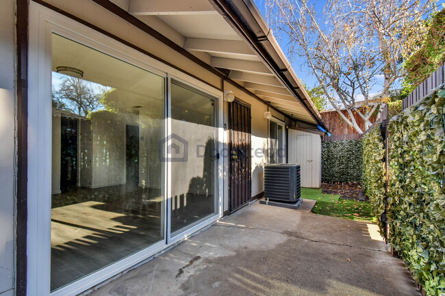 Building Photo - 5492 Roundtree Dr