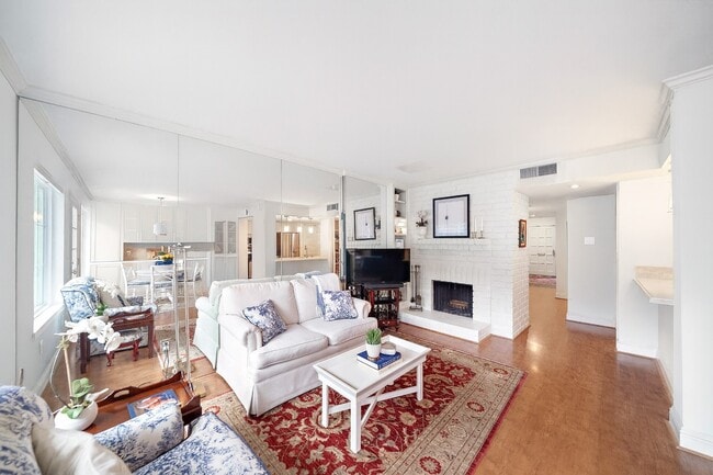 Foto del edificio - 8944 Chatsworth Dr