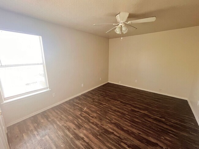Foto del edificio - AVAILABLE MID AUGUST! SECTION 8 ACCEPTED