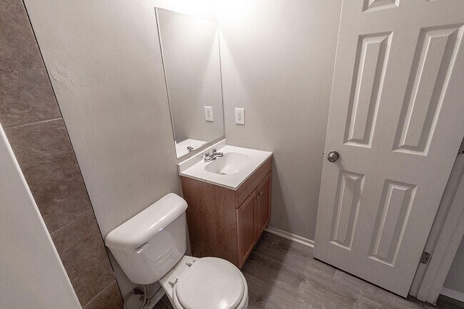 Foto del edificio - 212 Wheaton Ct