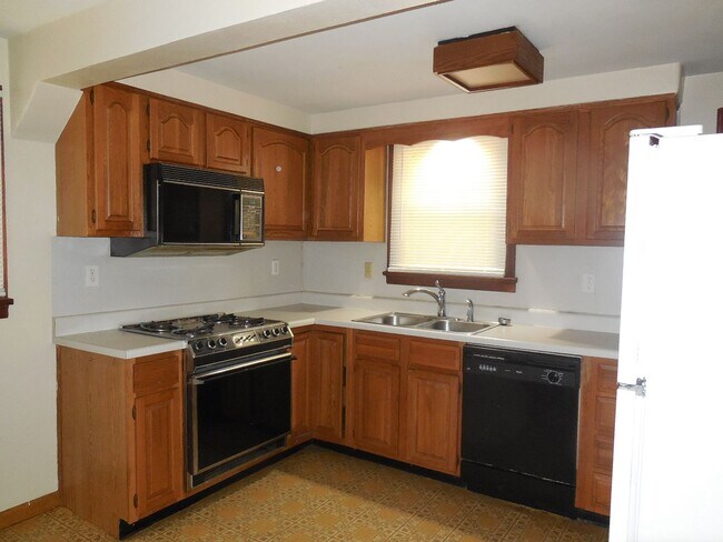 Foto del edificio - Two Bedroom House with Drive Under Garage!