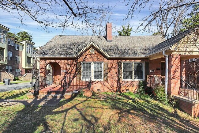 Foto del edificio - Charming 3BD/2BA Duplex in Dilworth!