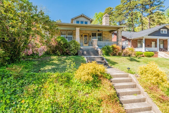 Building Photo - Beautiful Bungalow in Five Points with Fen...