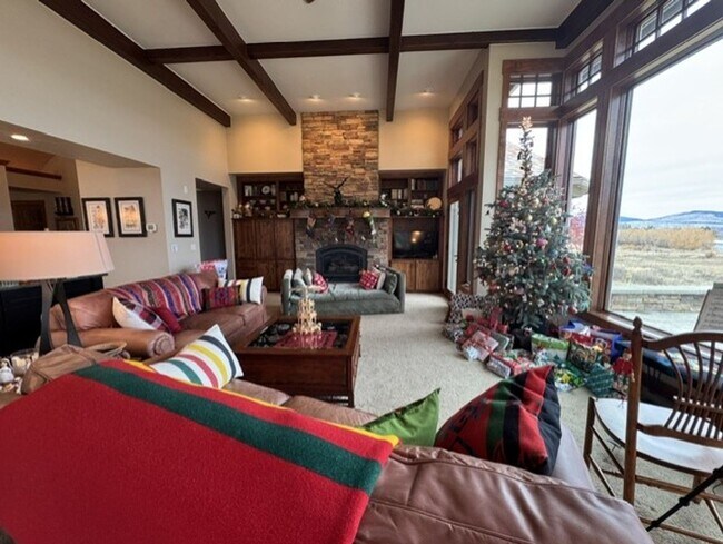 Foto del edificio - Fully furnished executive home with lake views located in gated community in Polson- Available Se...