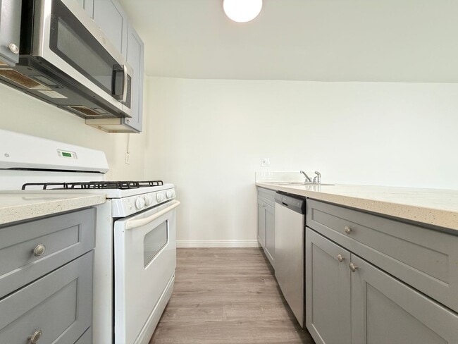 Building Photo - Updated 2Bed/ 2Bath in Canoga Park