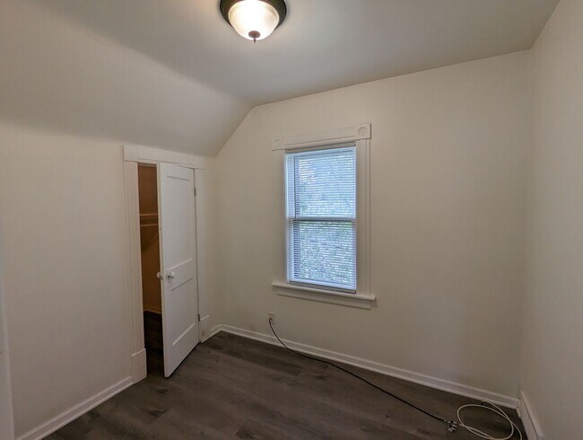 Building Photo - AVAILABLE NOW! Quiet West Allis Upper for ...