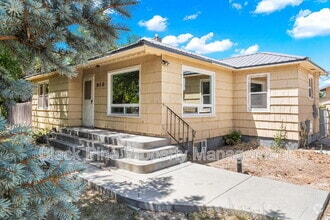 Building Photo - 910 W Orchard Ave