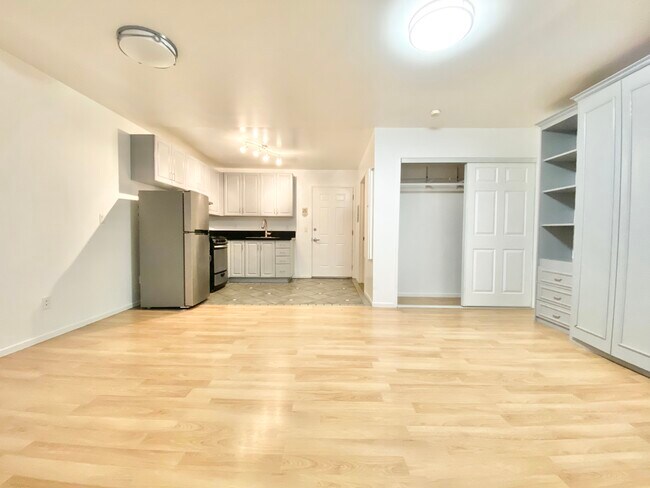 Building Photo - 403 S Alvarado St