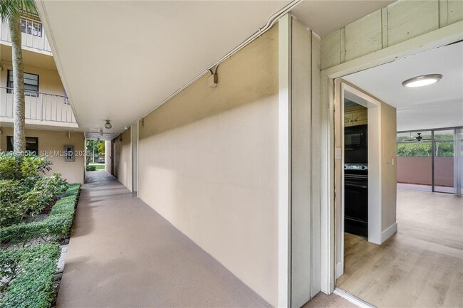 Building Photo - 10425 SW 112th Ave