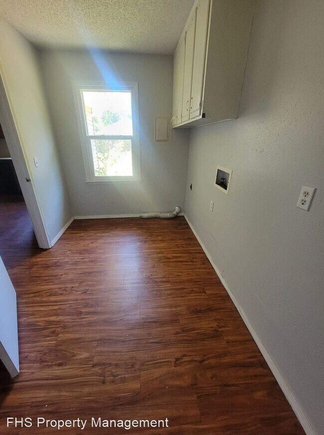 Building Photo - 3 br, 2 bath House - 4032 S El Salvador