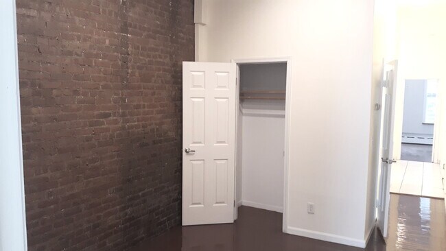 Spacious Living Room - 925 Garden St