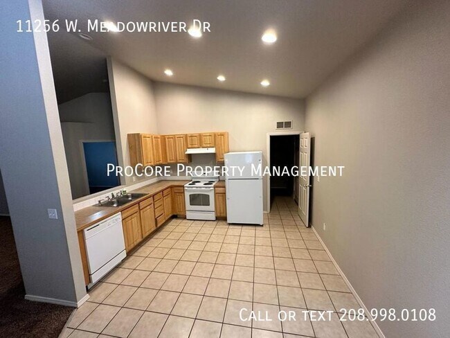 Building Photo - One story 3 bed/2 bath home with 2 car gar...