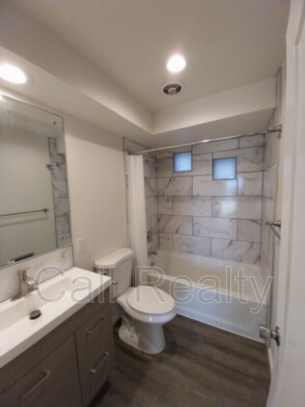 Building Photo - 904 W Lincoln Pl