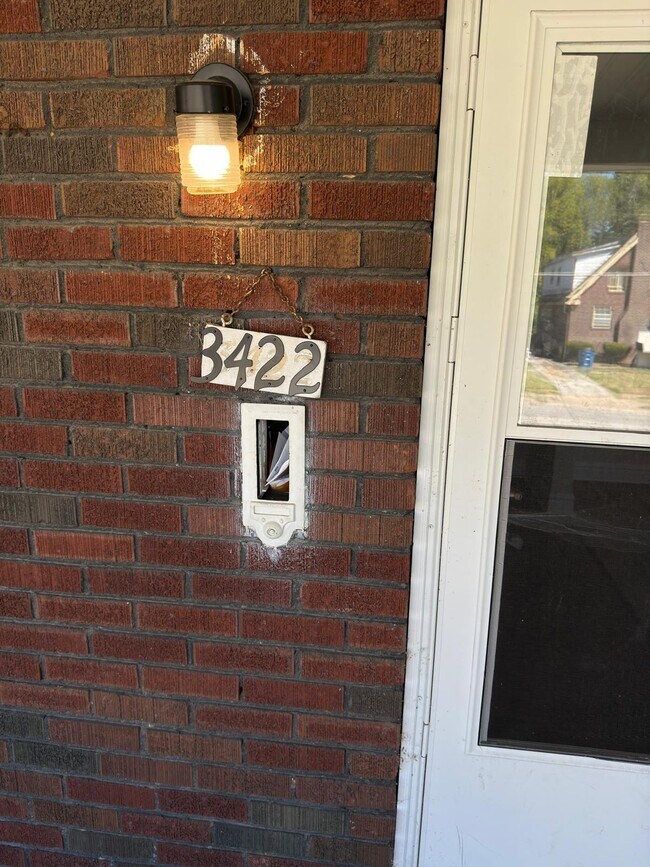 Foto del edificio - 3422 Pine Grove Ave