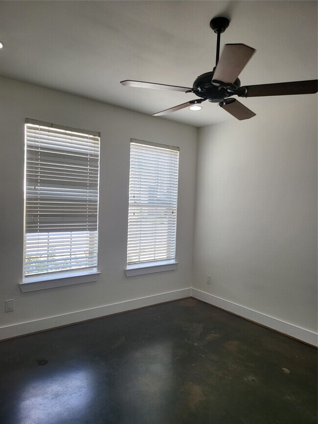 Building Photo - 2423 Roufa Rd