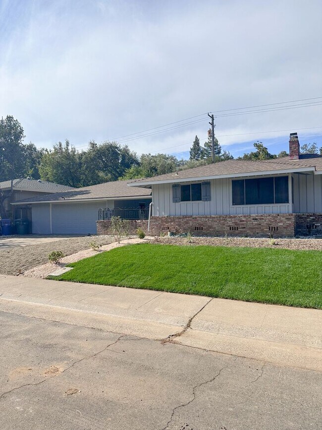 Foto del edificio - Gorgeous 3 bed 2 bath! (Please read entire ad before showing)