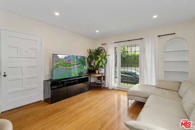 Foto del edificio - 8472 Oakwood Ave