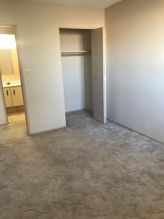 Building Photo - 1 Bed 1 Bath Unit in Red Deer, AB
