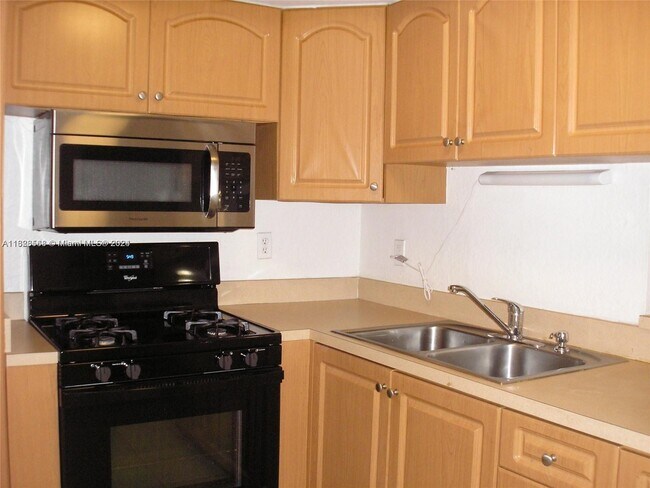 Building Photo - 7725 N Kendall Dr