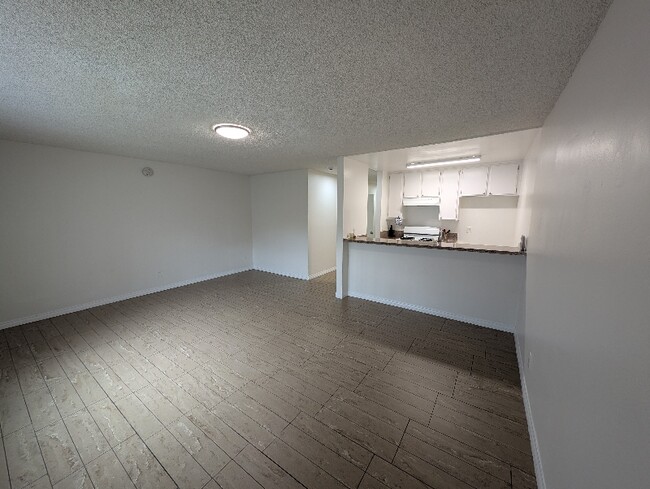 Foto del edificio - 6612 Sylmar Ave