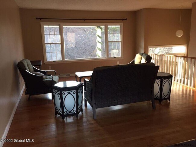 Foto del edificio - 235 McCormack Rd N