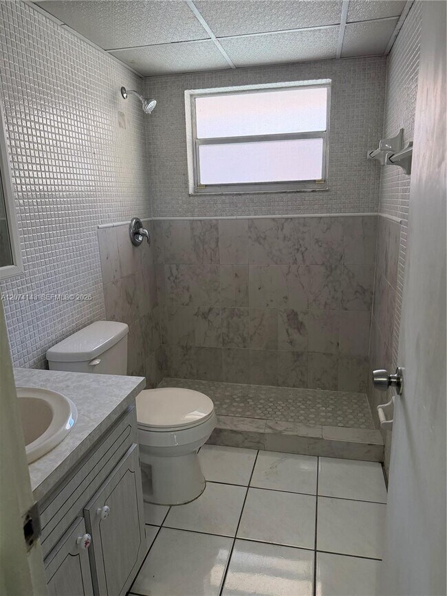 Foto del edificio - 1855 W 60th St