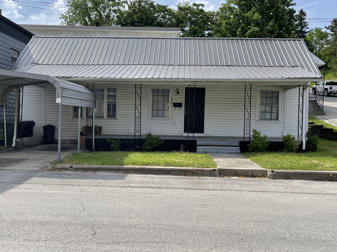 Front of House - 139 E 5th St