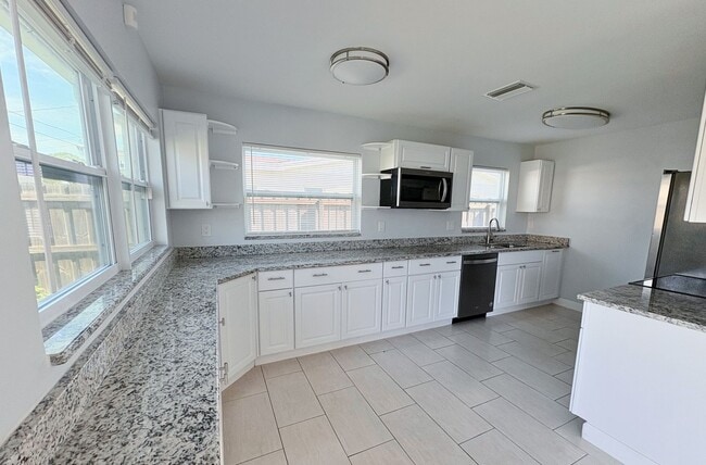 Building Photo - 3-Bed, 2-Bath Home with Spacious Fenced Yard in Pinellas Park!
