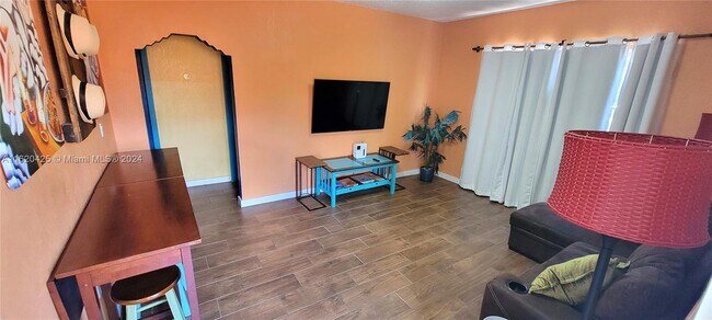 Foto del edificio - 985 SW 10th St