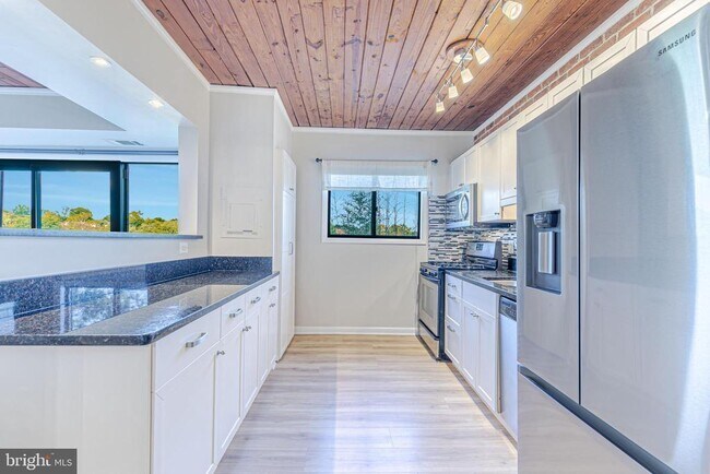 Foto del edificio - 53 Skyhill Rd