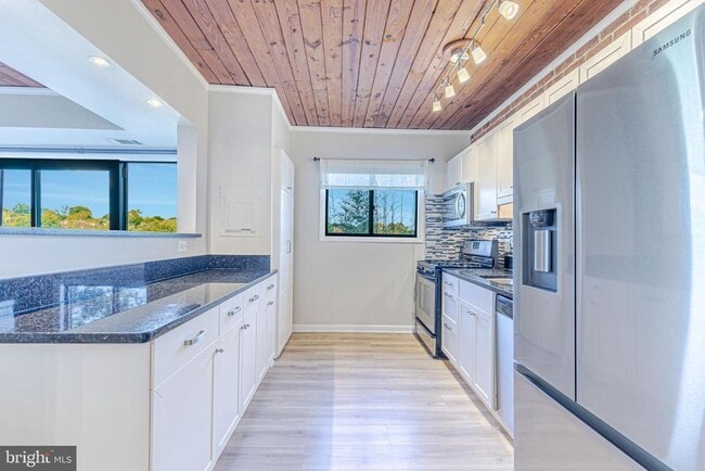 Building Photo - 53 Skyhill Rd