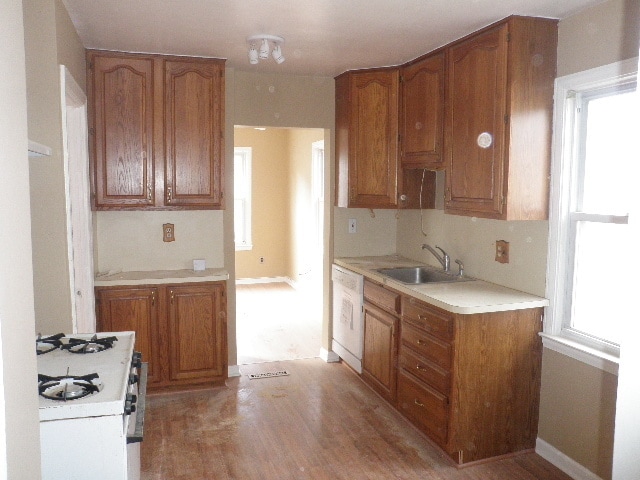 Building Photo - 3 Bed 1 Bath Brick Ranch with Finished Bas...