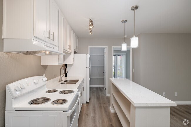 1 habitación, 1 baño - 560 pies cuadrados - Cocina - Silverado Apartments, a 55+ Community