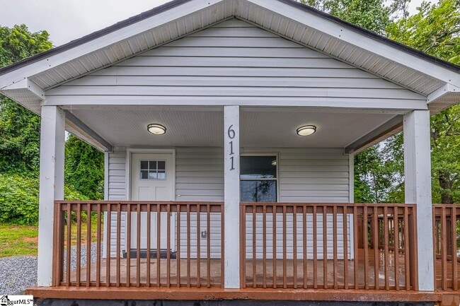 Building Photo - 611 Hunters Ct