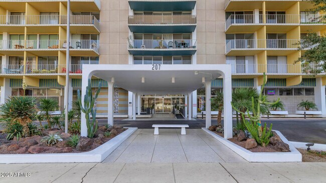 Foto del edificio - 207 W Clarendon Ave