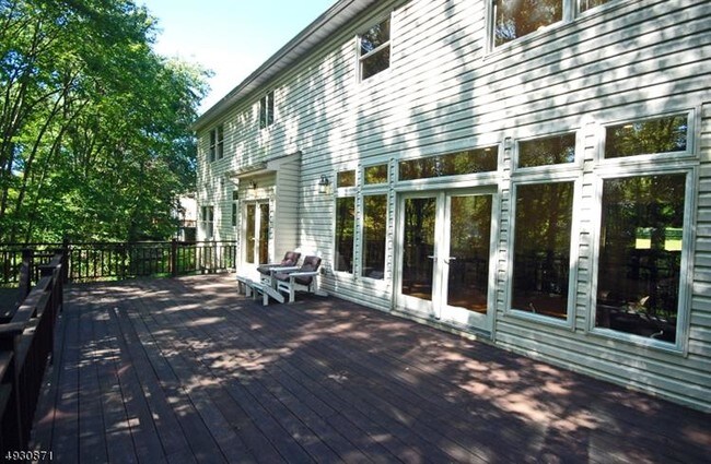 Building Photo - 567 River Rd