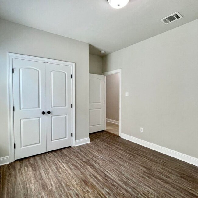 Foto del edificio - 103 Sapphire Springs Rd