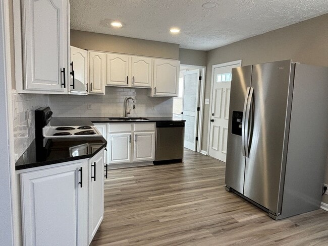 Building Photo - 5653 Indianola Ave