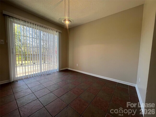 Foto del edificio - 1369 Little Rd