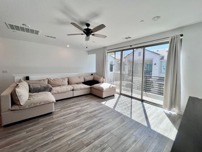 Foto del edificio - $2,395 Herndon & Peach, 2 Bedroom Townhous...