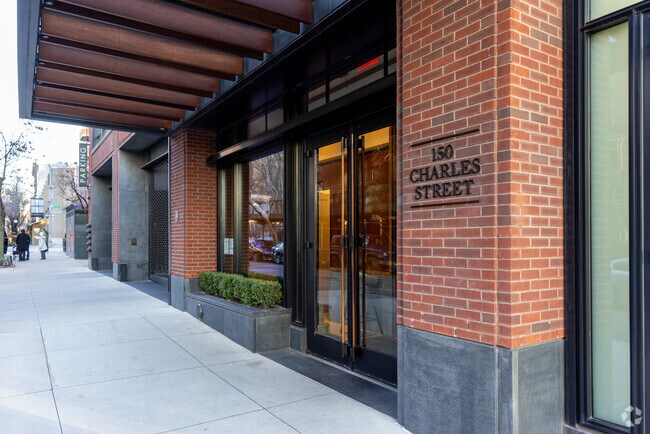 Foto del edificio - 303 W 10th St