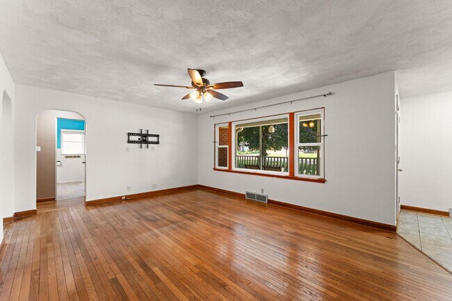 Foto del edificio - 511 W Commercial Ave