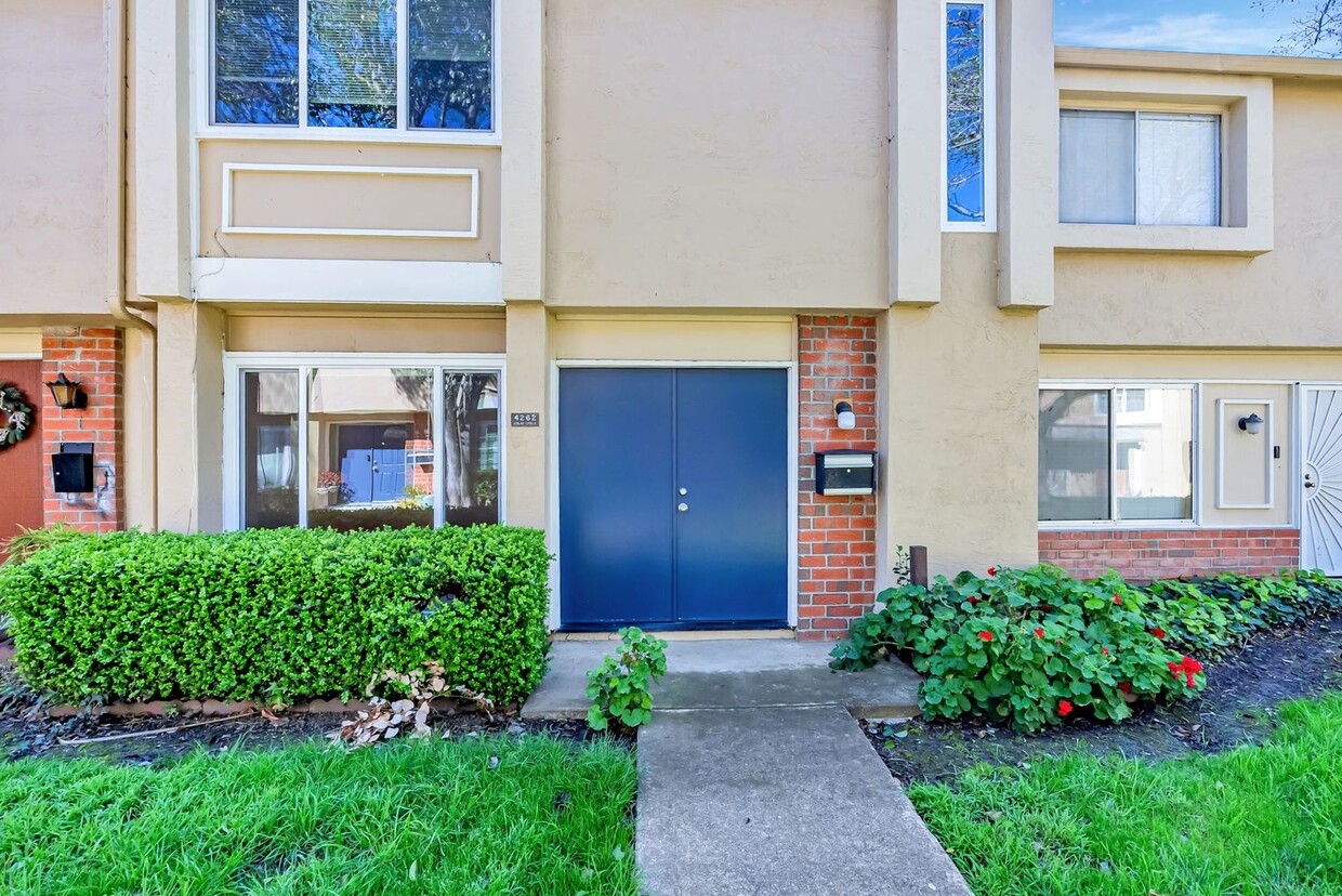 Foto principal - BEAUTIFUL REMODELED TWO STORY TOWNHOME IN ...