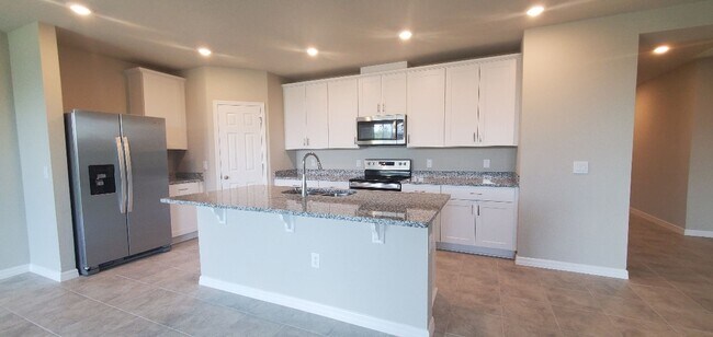 Foto del edificio - Like NEW!!! 4-Bedroom, 2.-Bathroom in Luce...